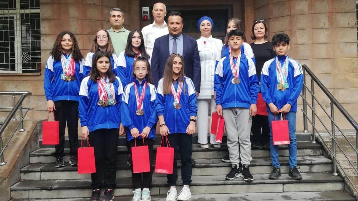 İlçe Milli Eğitim Müdürümüz Sayın  Bahameddin Karaköse sportif yarışmalarda dereceye giren öğrencilerimizi makamında kabul etti.
